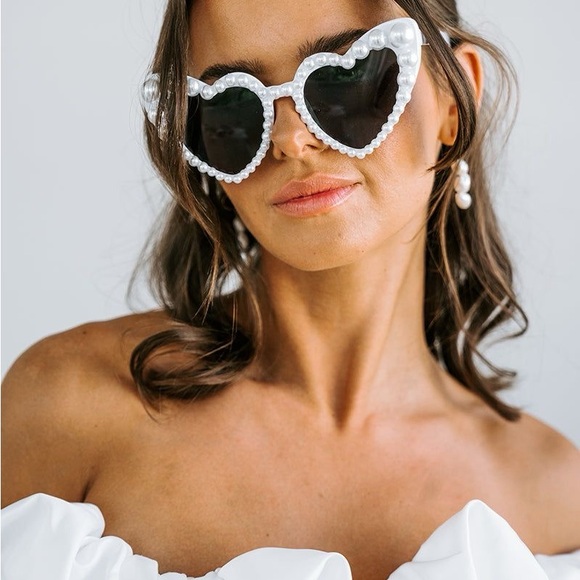 💕White Heart Shaped Pearl Sunglasses - Picture 2 of 5